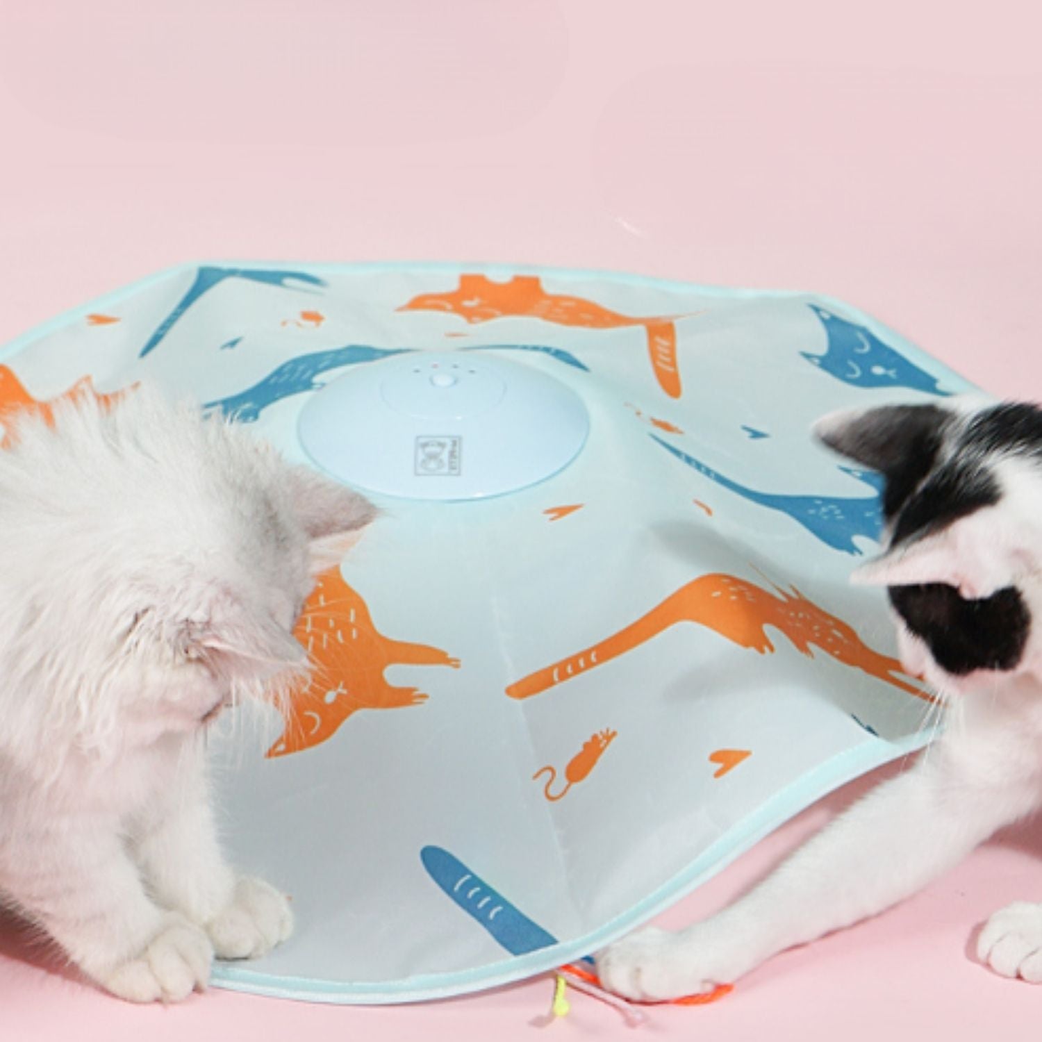 Automatische Katten Teaser met witte en zwarte katten speelmodus trillo.nl