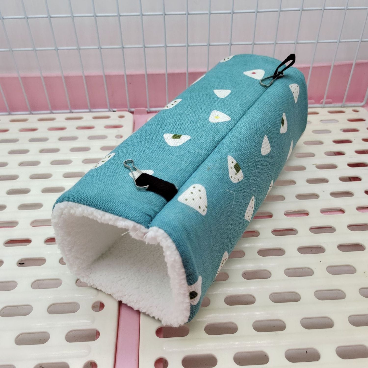 Cozy Critter Tunnel in blauwe stof met ronde vorm patroon op de grond