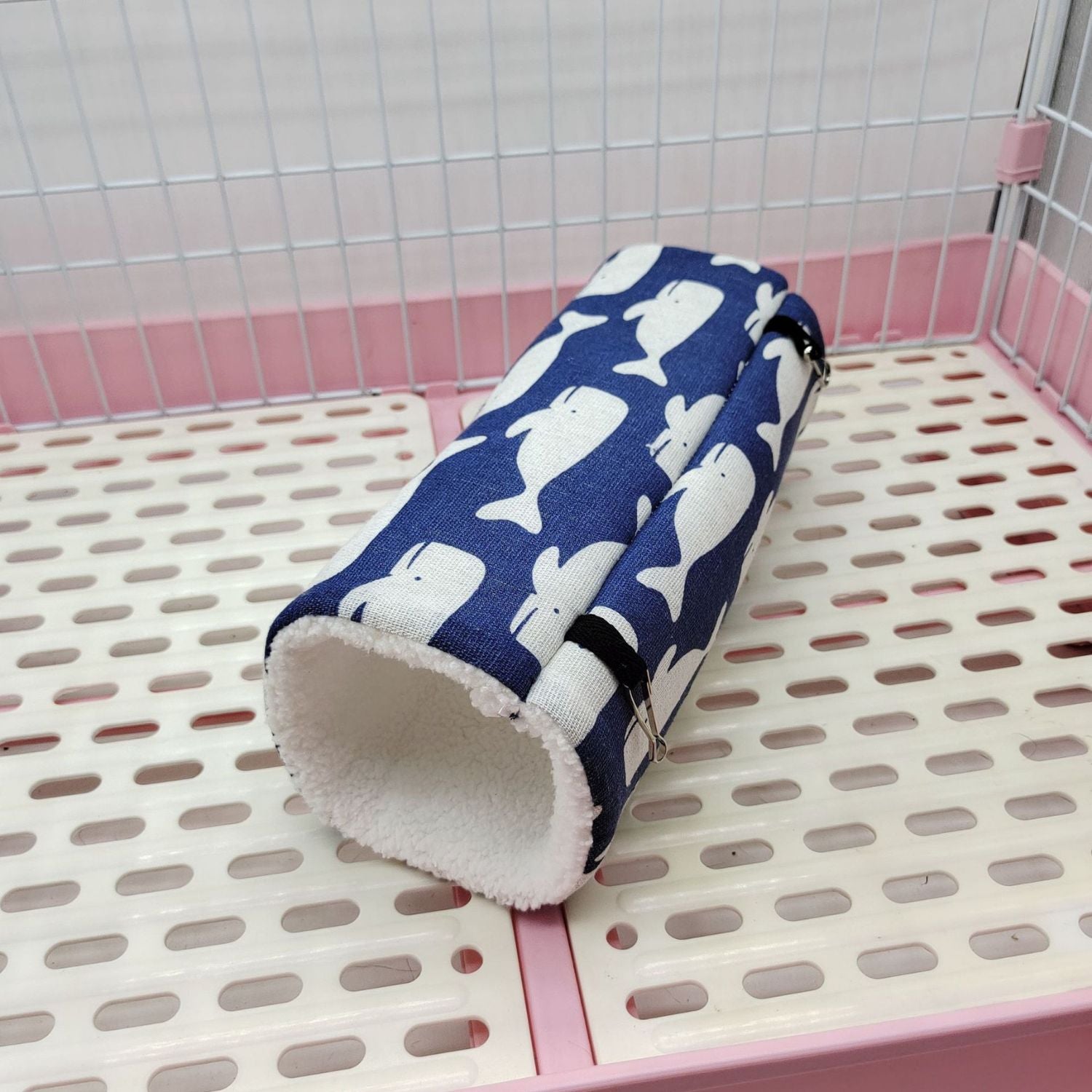 Cozy Critter Tunnel in blauwe stof met walvissen op de grond