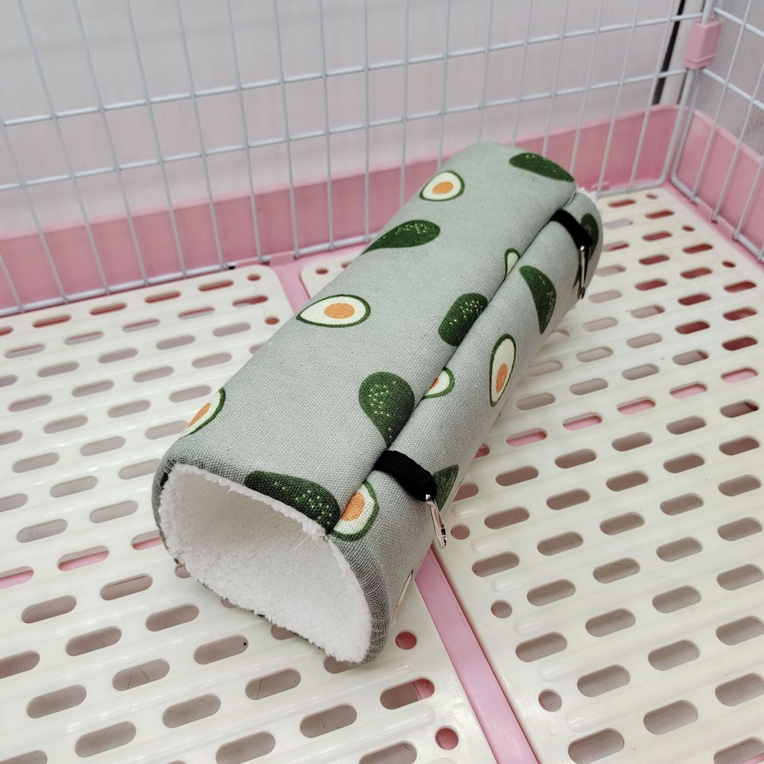 Cozy Critter Tunnel in grijze stof met avocado patroon op de grond