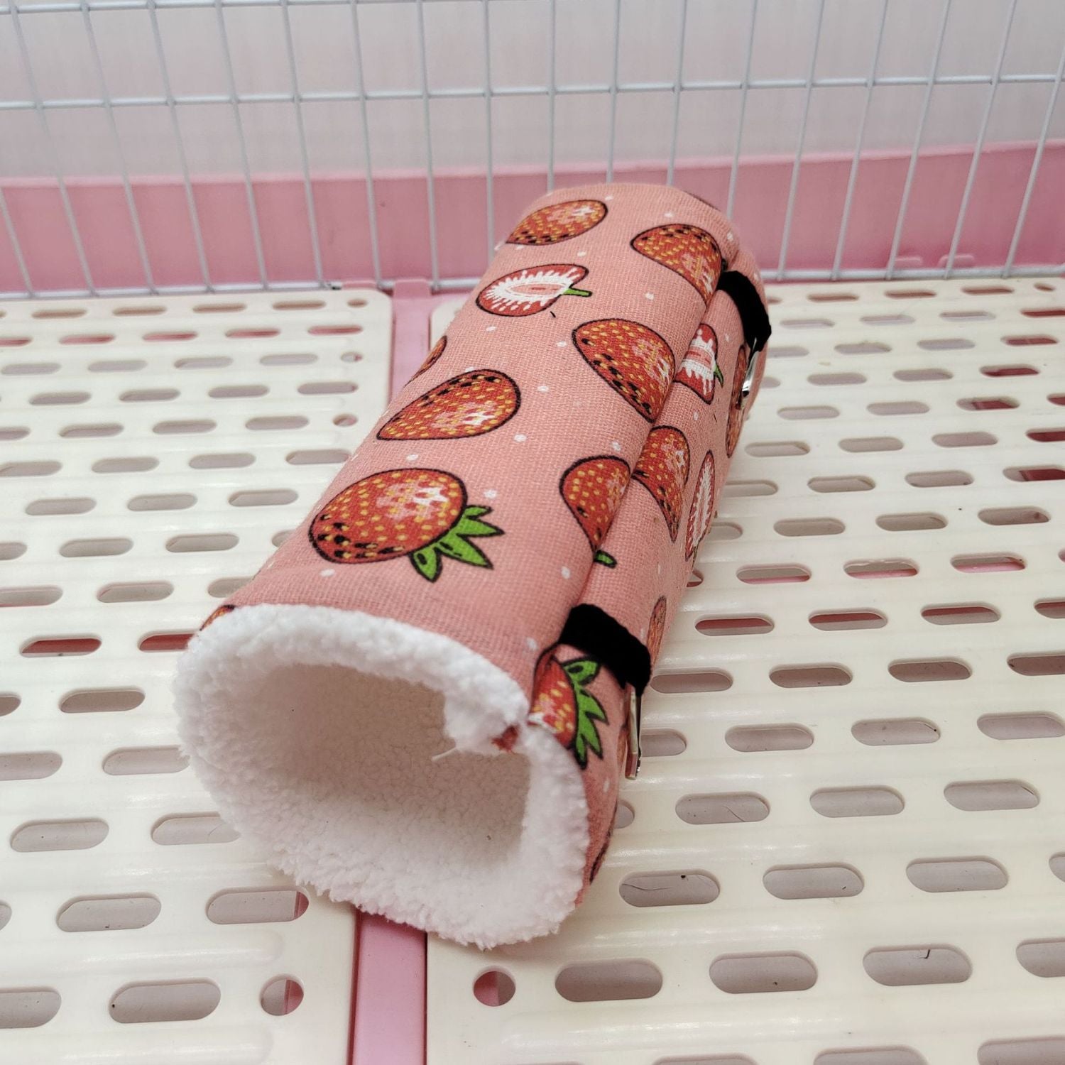 Cozy Critter Tunnel in pink stof met aardbei patroon op de grond
