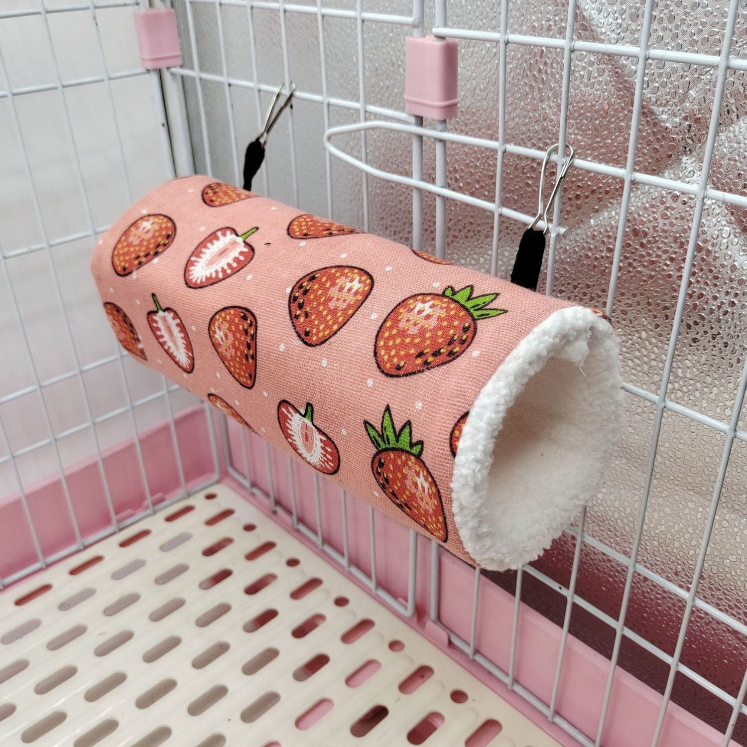 Cozy Critter Tunnel in pink stof met aardbei patroon opgehangen in kooi