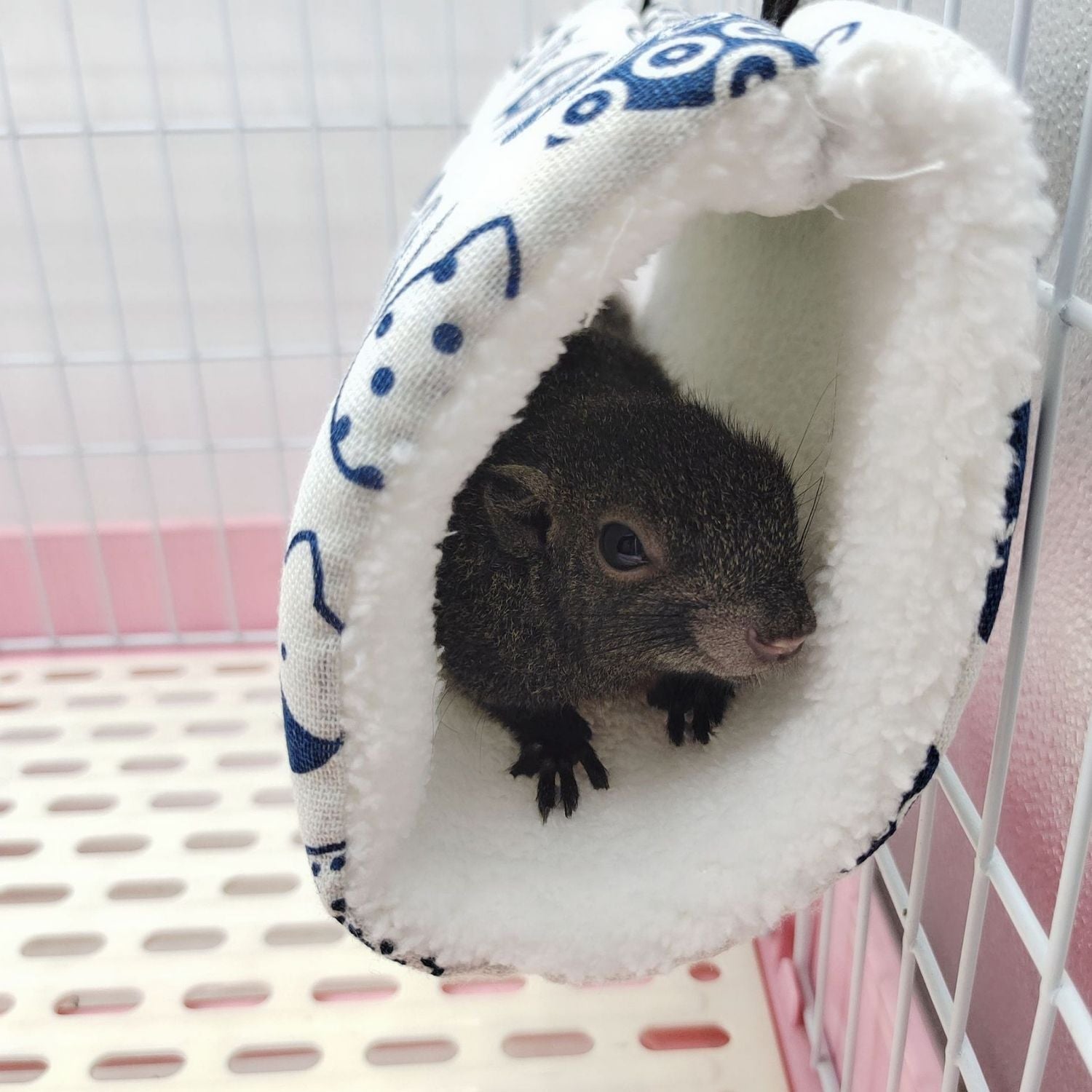 Cozy Critter Tunnel met knaagdier in witte en blauwe stof