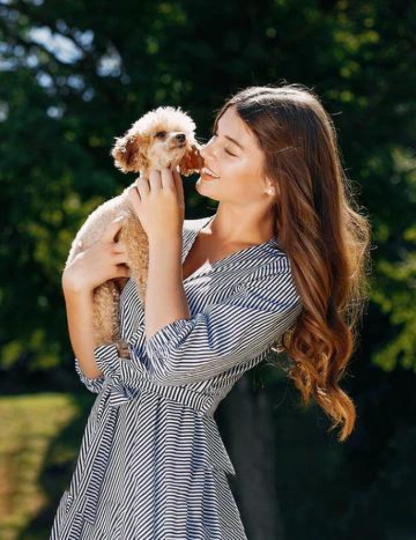 Vrouw blij met haar puppy Cutiebedudies.nl