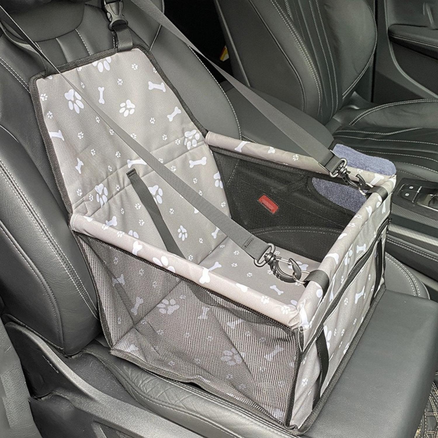 Grijze autostoel voor honden met witte pootafdrukken en botjes