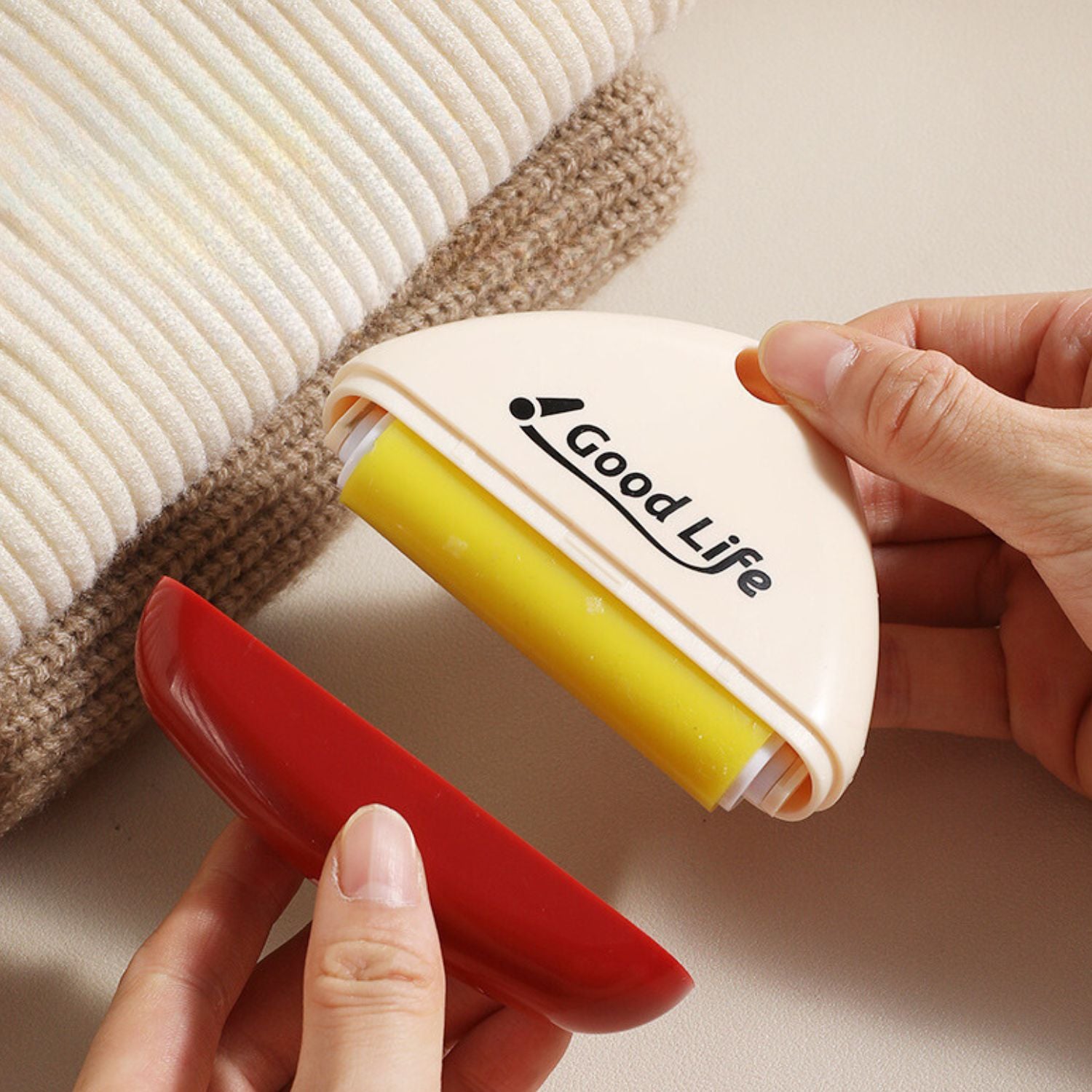 Haarverwijderingsroller geopend met gele rol