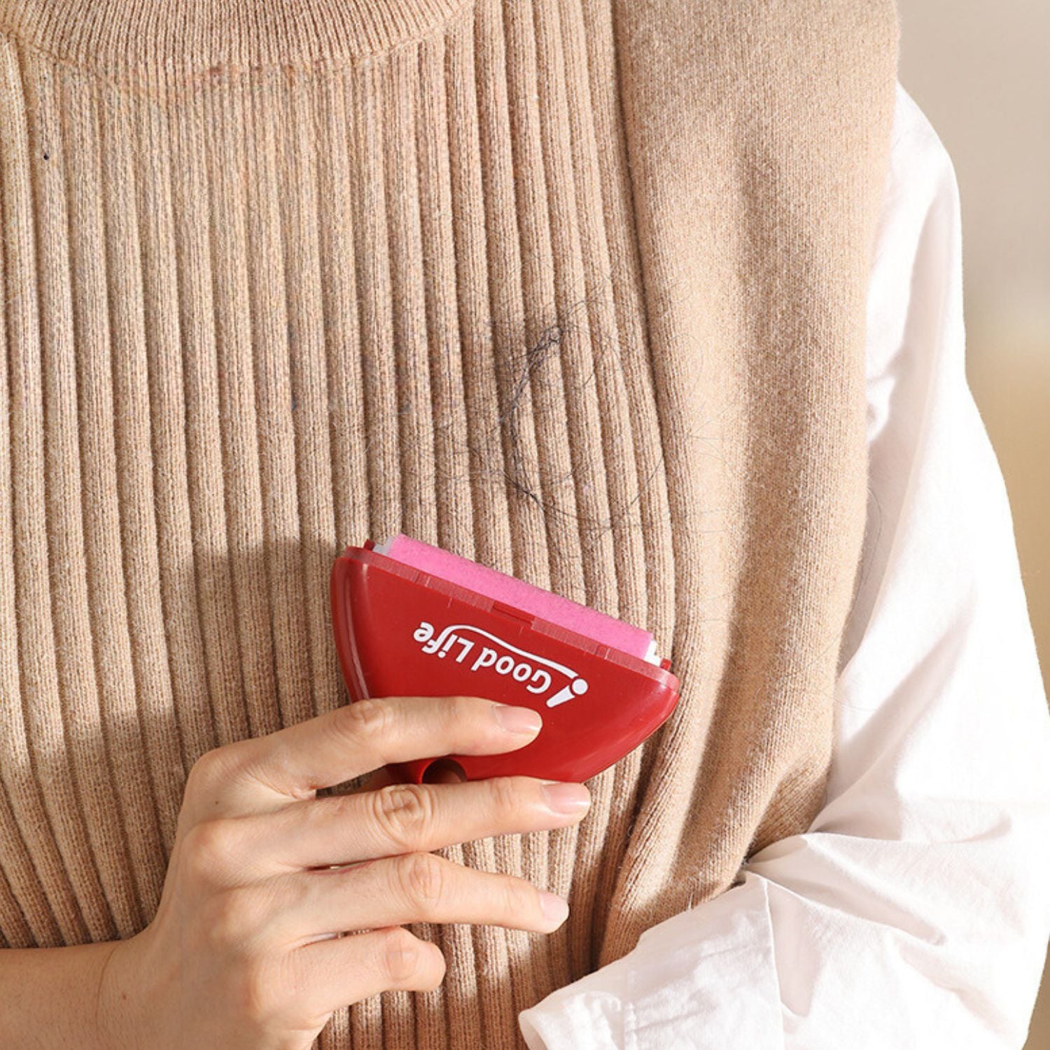 Haarverwijderingsroller in gebruik op beige stof