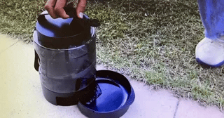 Hondenfles 2.2L Groot hondenwaterdispenser met uitschuifbare drinkbak in gebruik