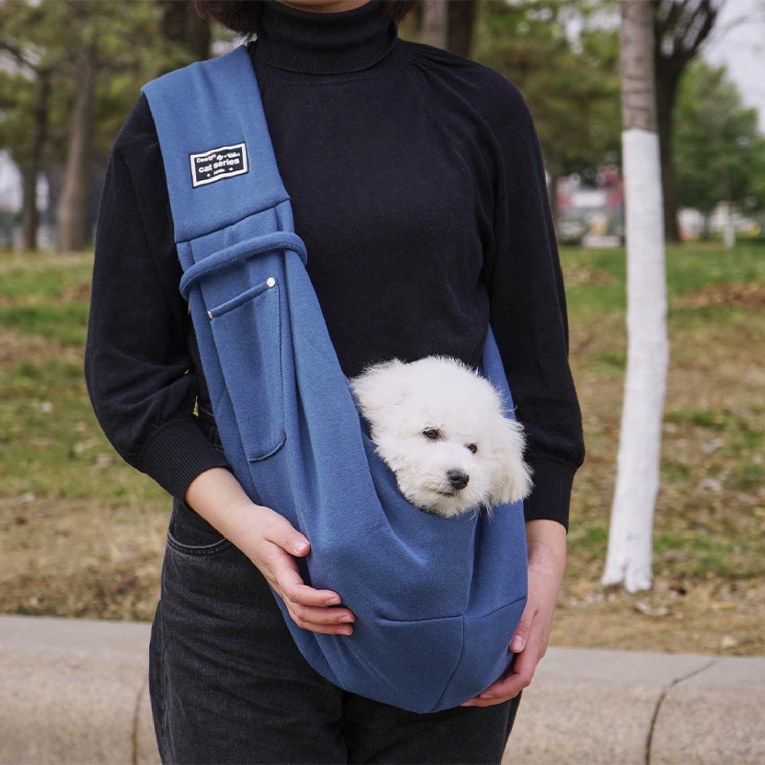 Huisdier Crossbody Tas model met kleine hond in comfort sling draagtas