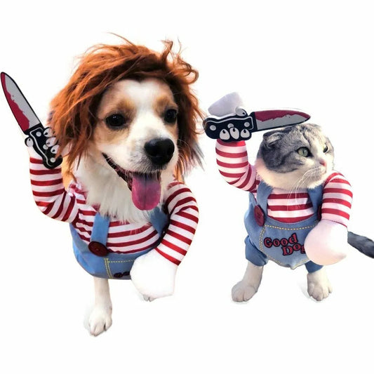 hond en kat hebben chucky kostuum aan