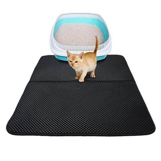 Een kitten geniet van de zachte EVA kattenbakmat die korrels opvangt