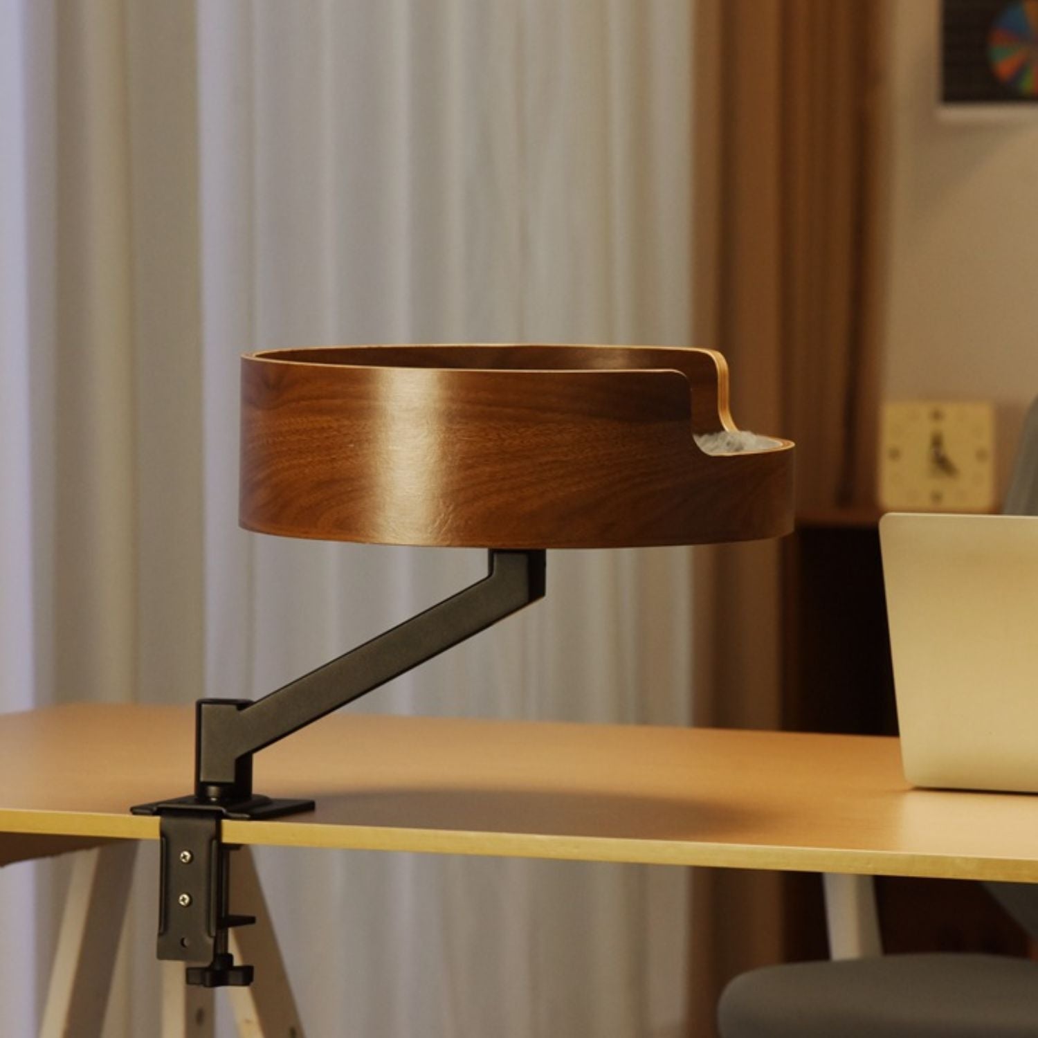 Kattenbed Bureau Verstelbaar persoon met kat hangend in bed