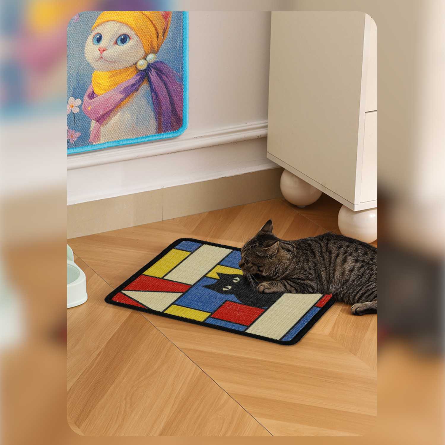 Kattenkrabmat Sisal mondriaan stijl op vloer met kat