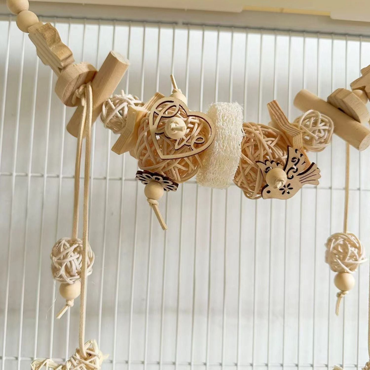 Kauwspeelgoed voor vogels met hangende houten ballen en hartjes