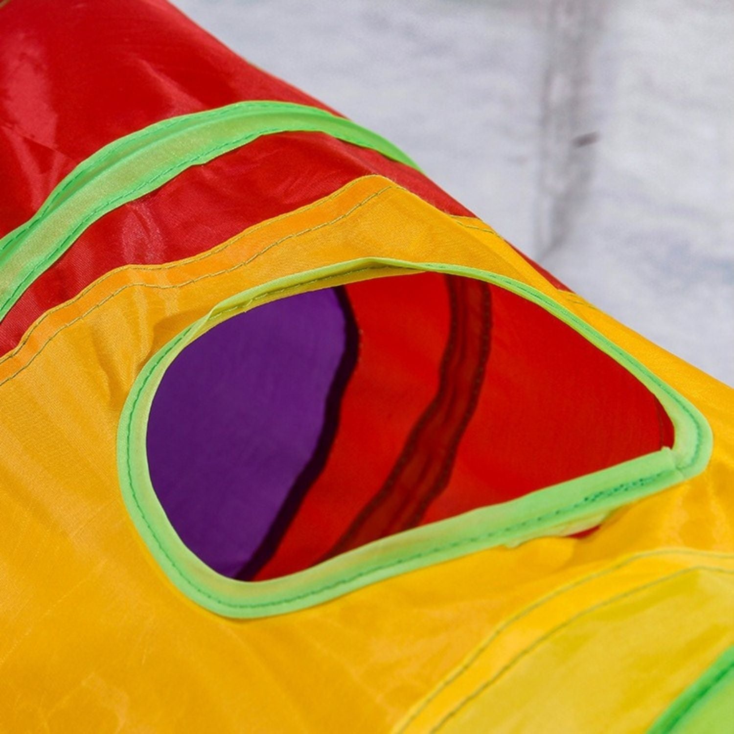 Regenboog Katten Tunnel close up van gekleurd openingsluik