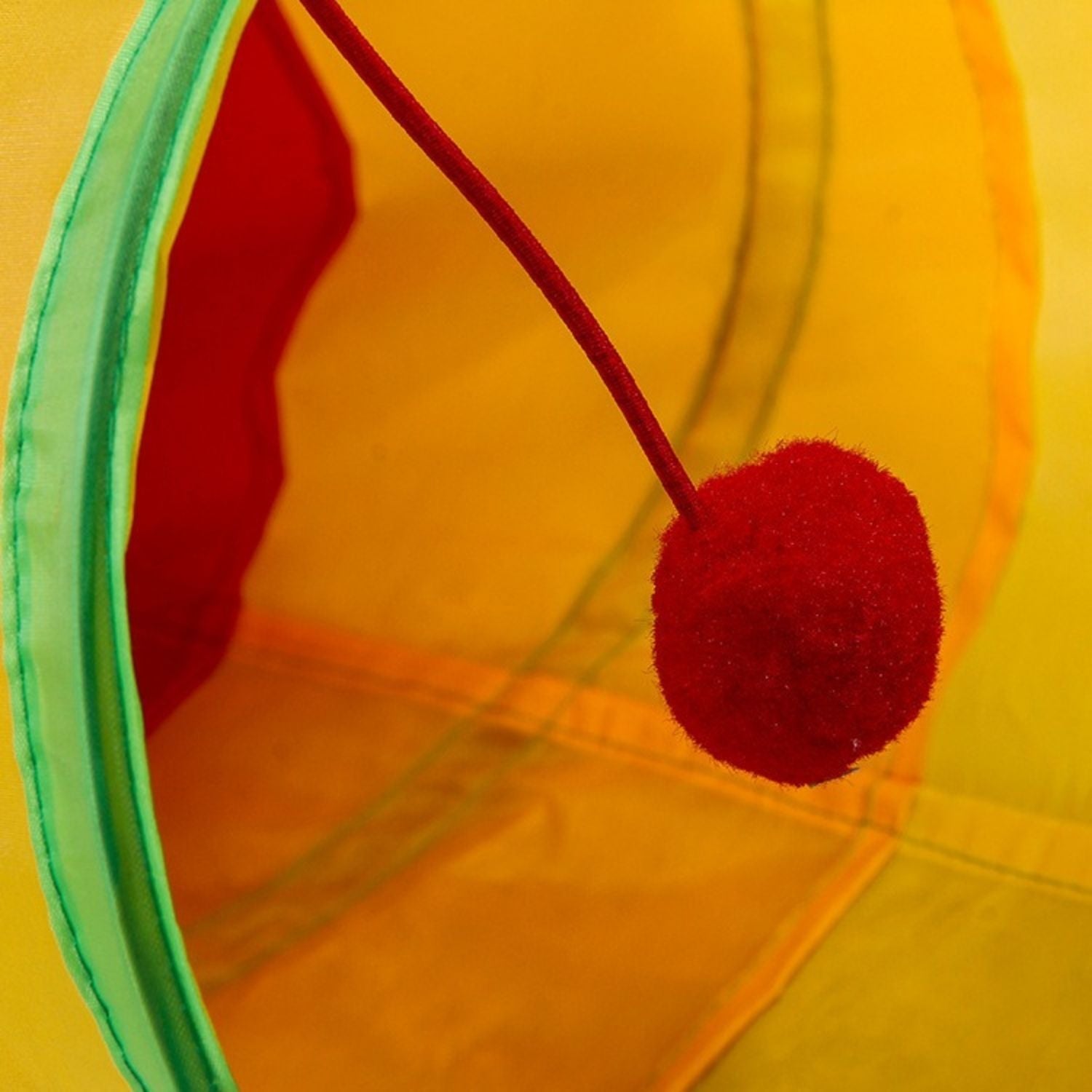 Regenboog Katten Tunnel speeltje aan rode draad binnen in de tunnel