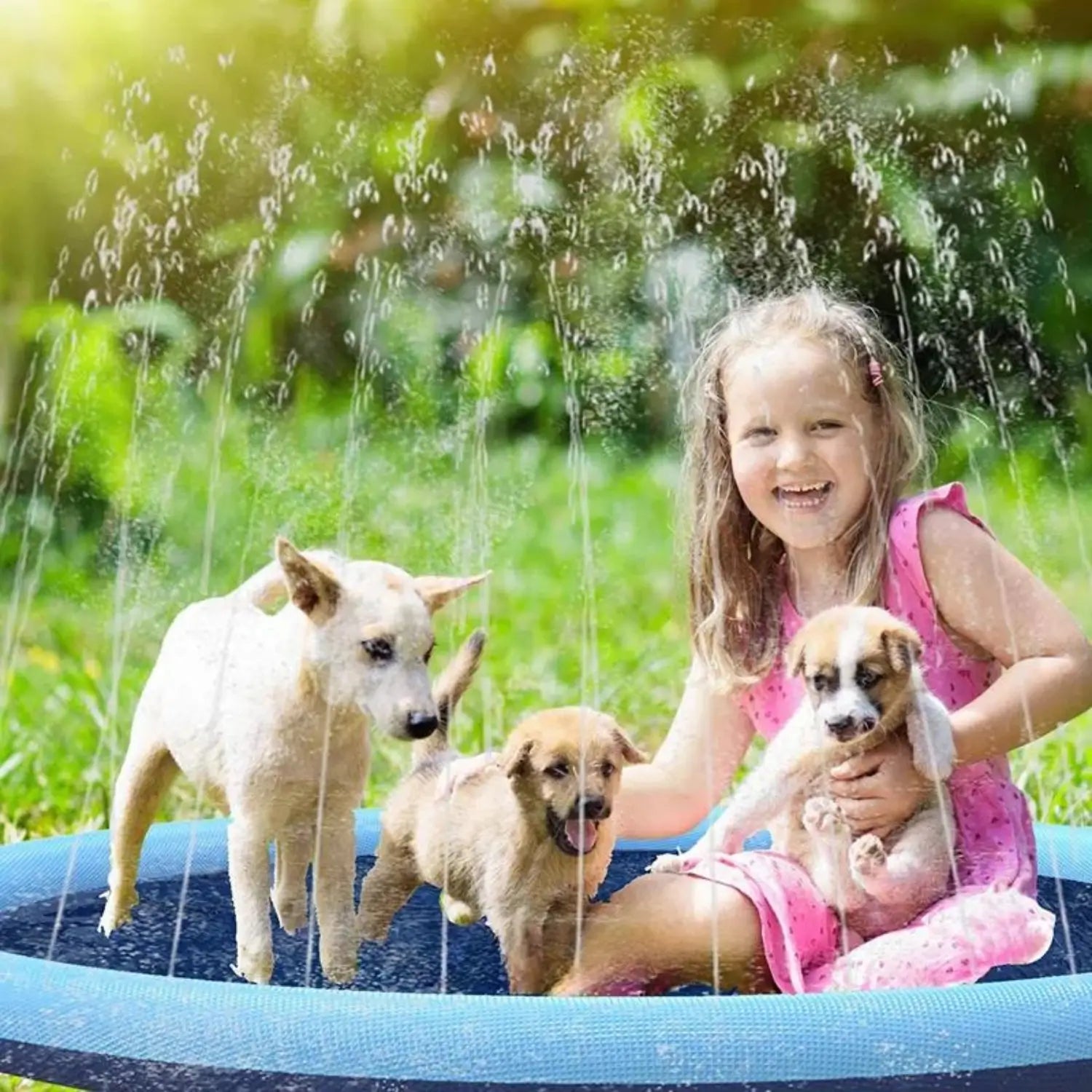 Meisje met puppys op water spray mat