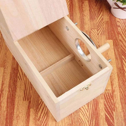 binnenkant houten papegaaien kweekbox met scheiding