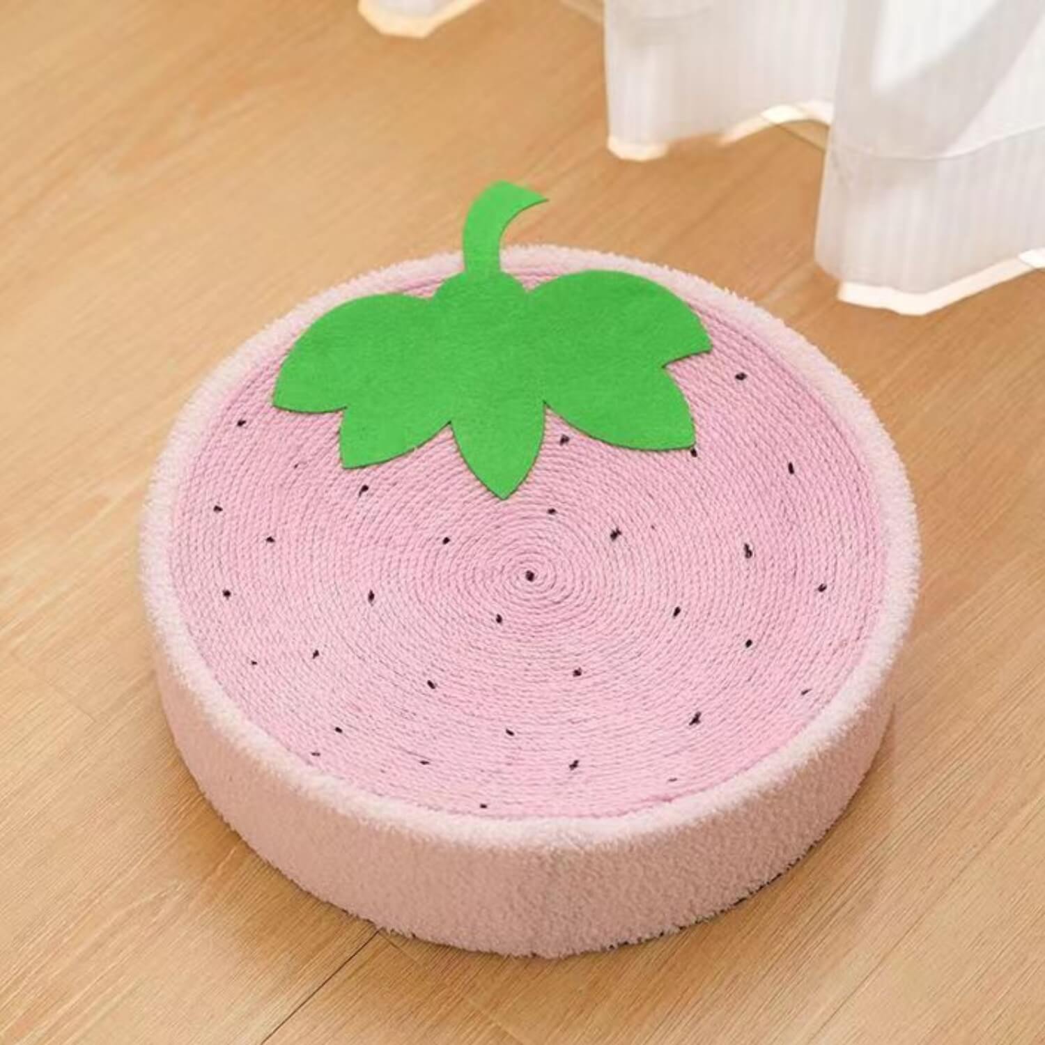 duurzaam krabnest voor katten van sisal omwikkeld met aardbeien