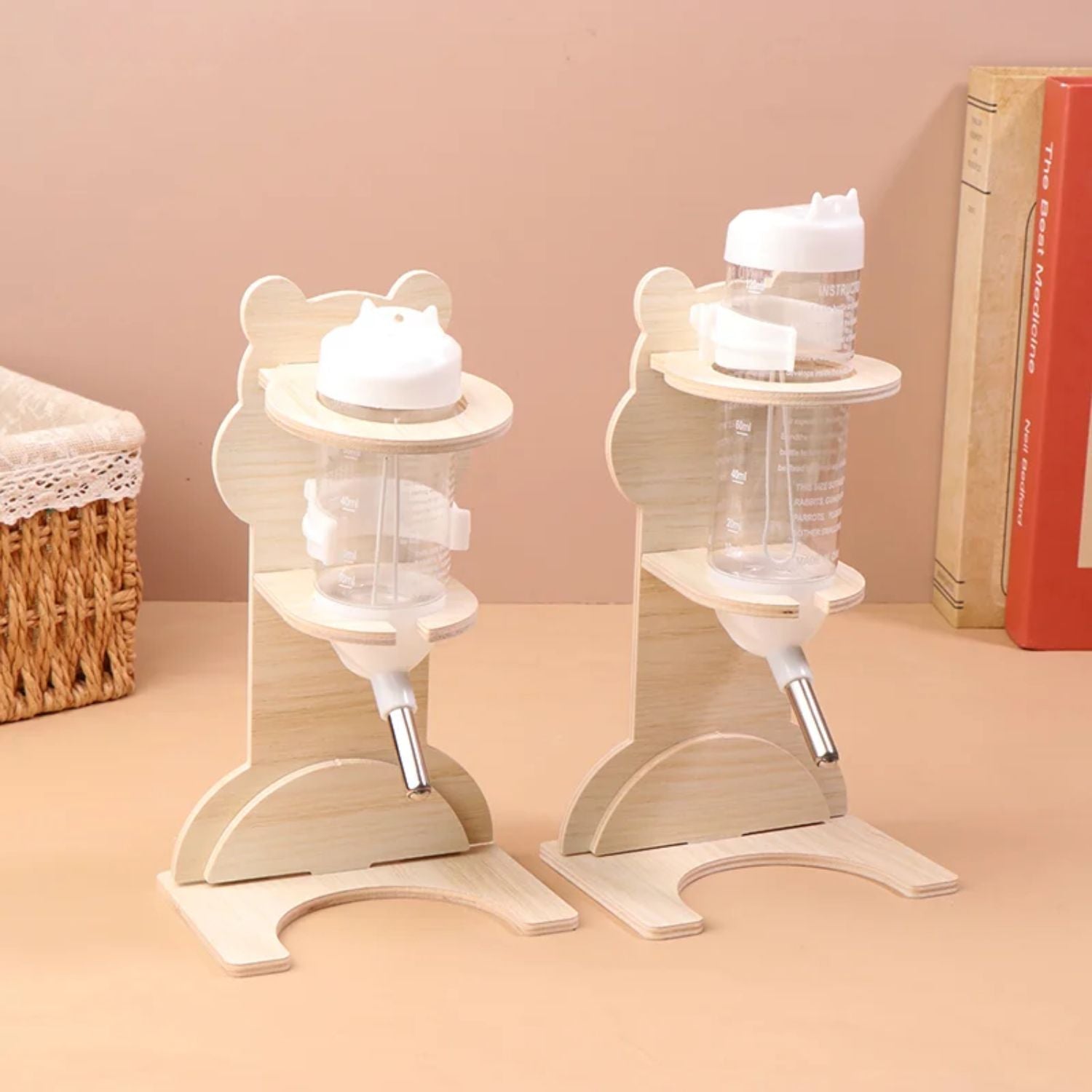 hamster drinkfles houder vergelijking twee houten standaards met flessen