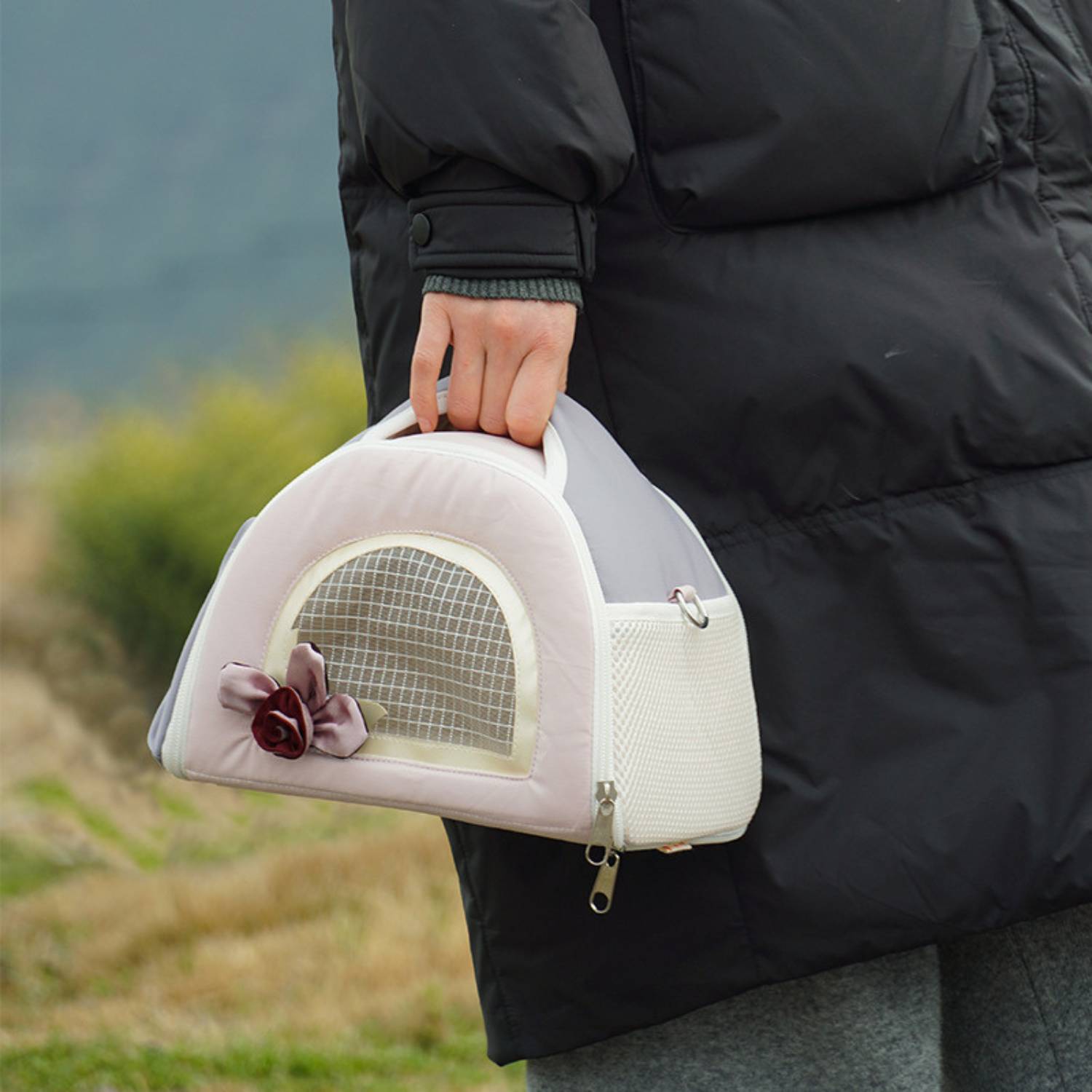 konijn huisdier draagtas roze op hand