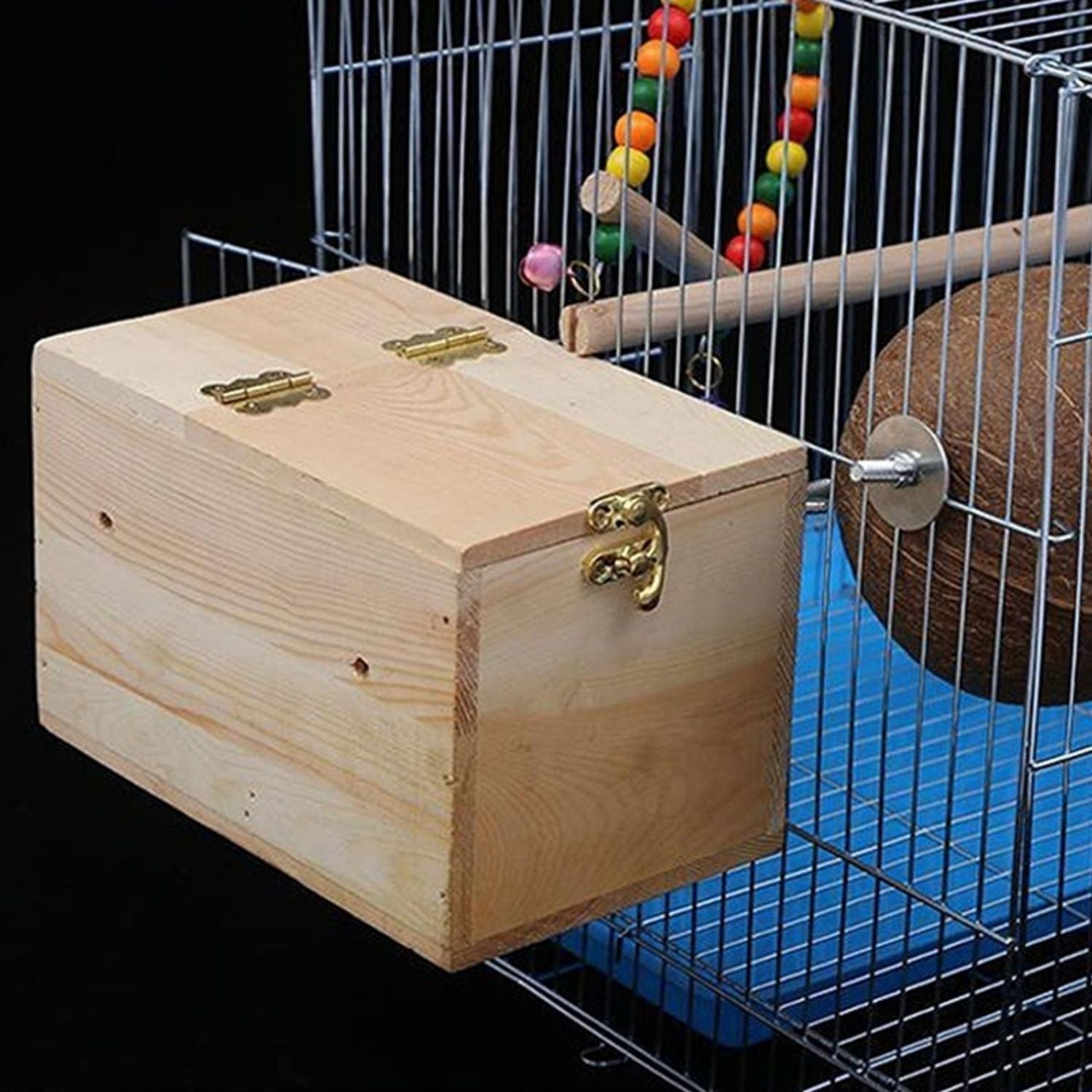 houten papegaaien kweekbox in kooi aan zijkant