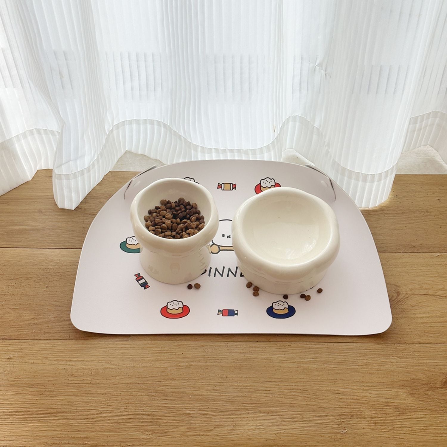 katten placemat pu leer met voedsel en waterbak bij gordijn