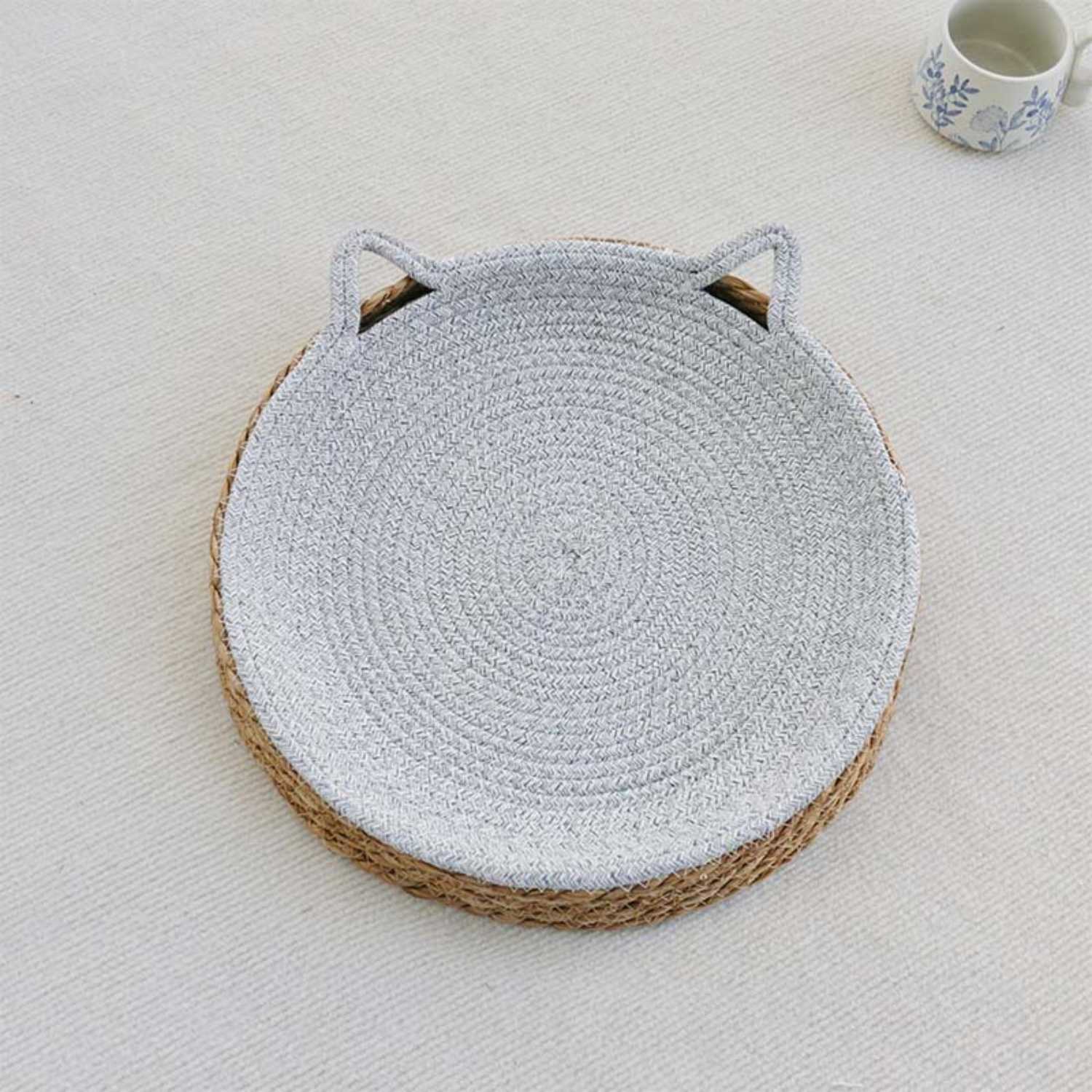 kattenbed groot rattan ronde mand met katvorm oren lichtgrijs