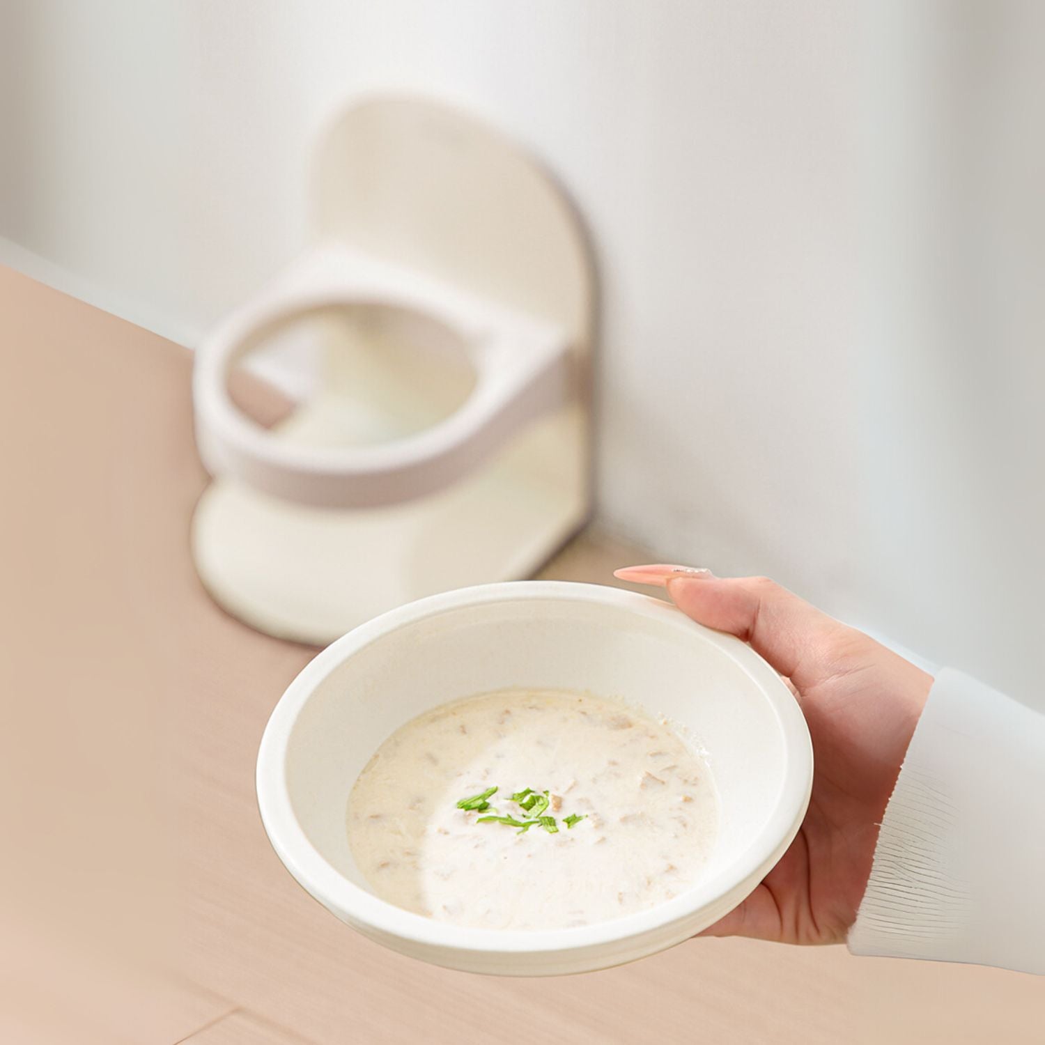 kattenkom keramiek verhoogd hand houdt kom met natte kattenvoeding