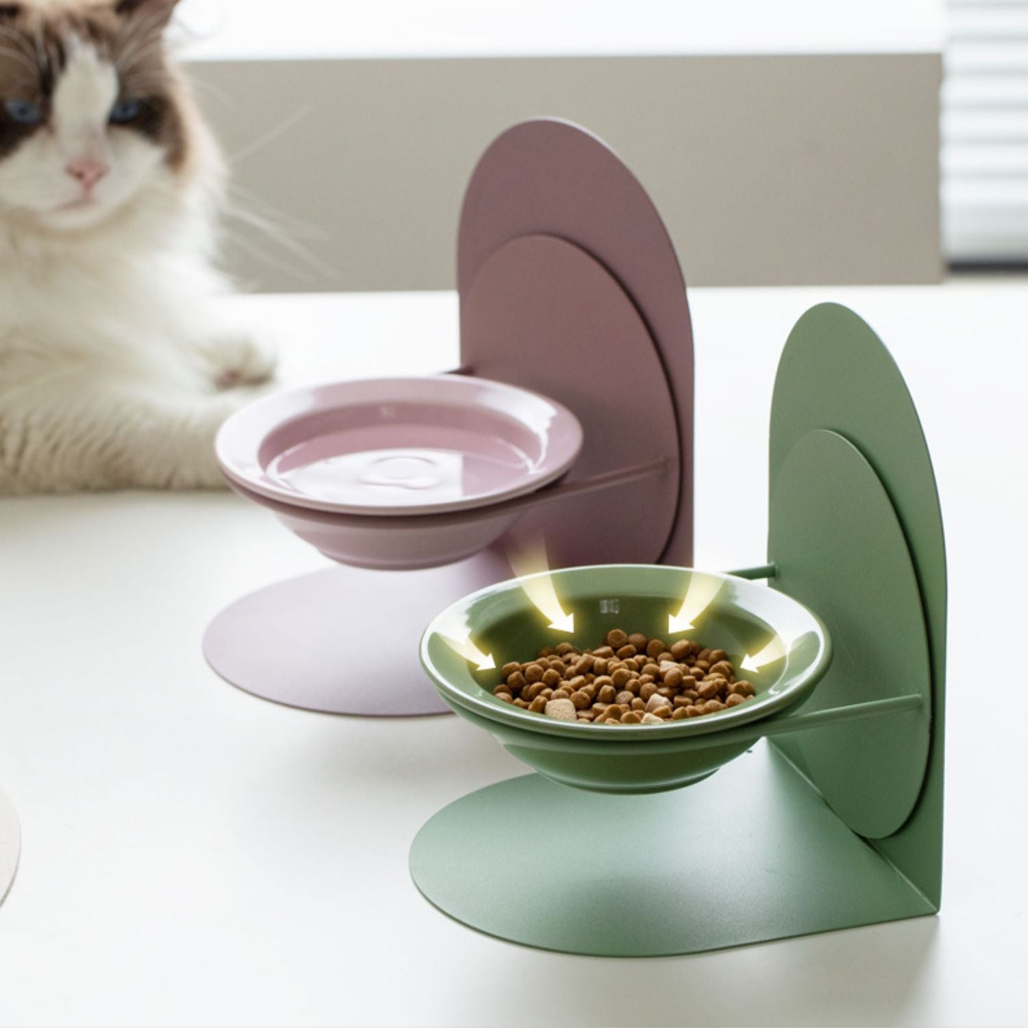 kattenkom keramiek verstelbaar groen met lichtfocus op brokjes