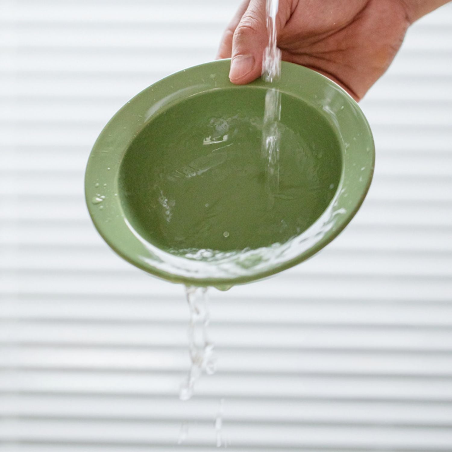 kattenkom keramiek verstelbaar groene kom wordt afgespoeld met water