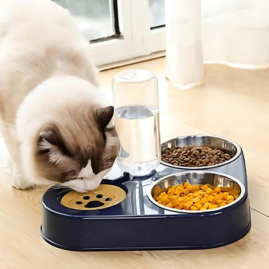 kattenvoer uit een 3 in1 voerbak