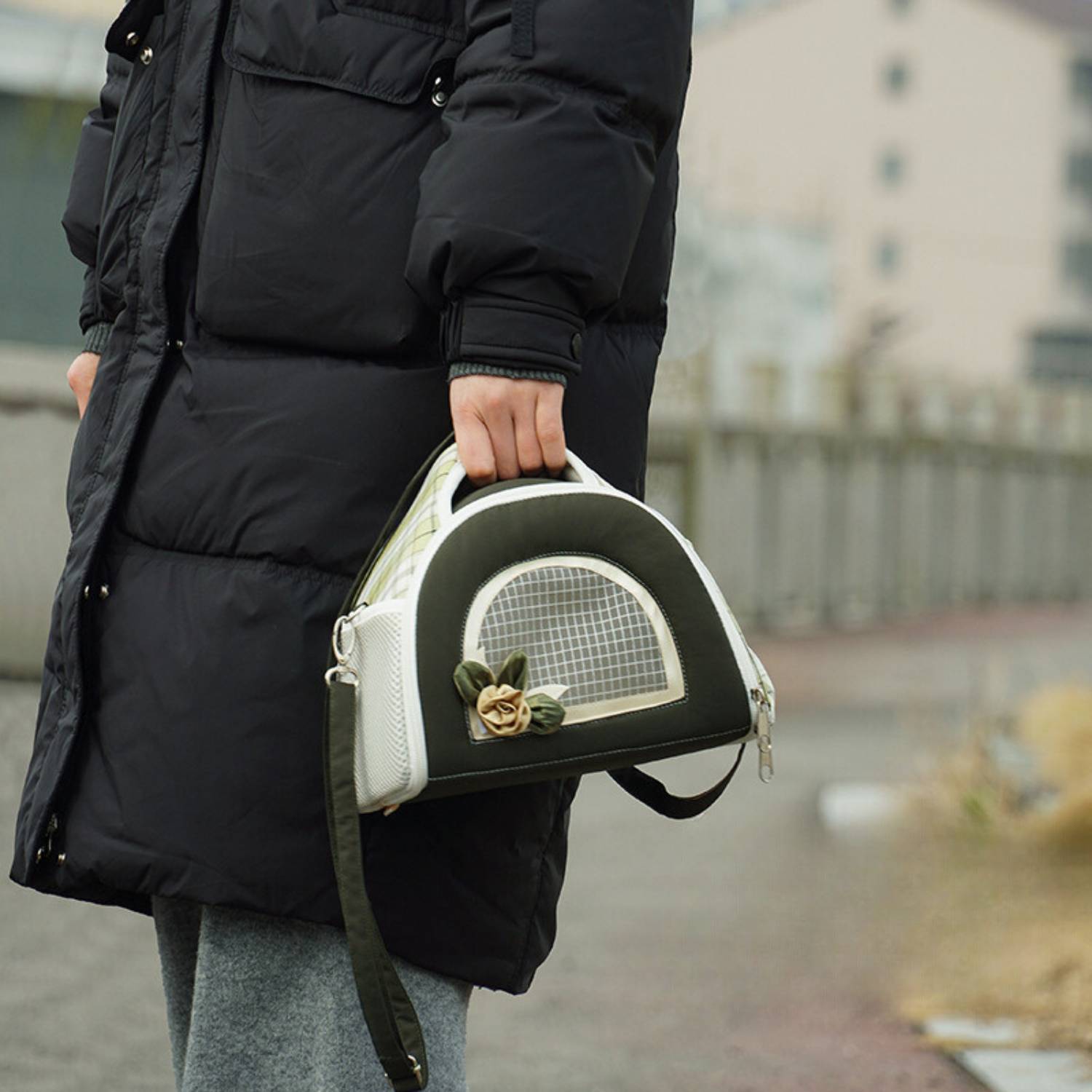 knaagdier huisdier draagtas groen handgehouden