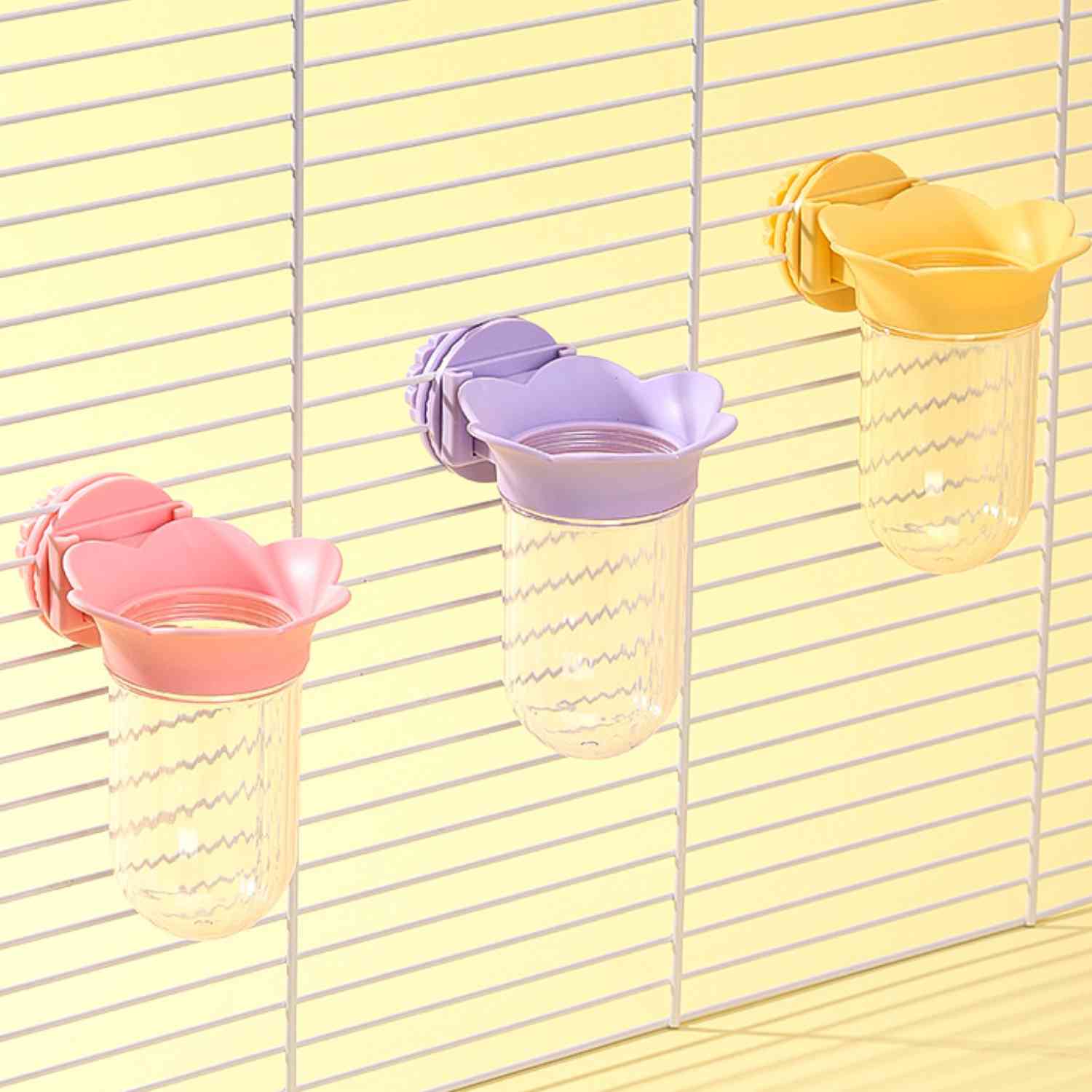 papegaai hydroponische fles set van drie kleuren aan kooiwand