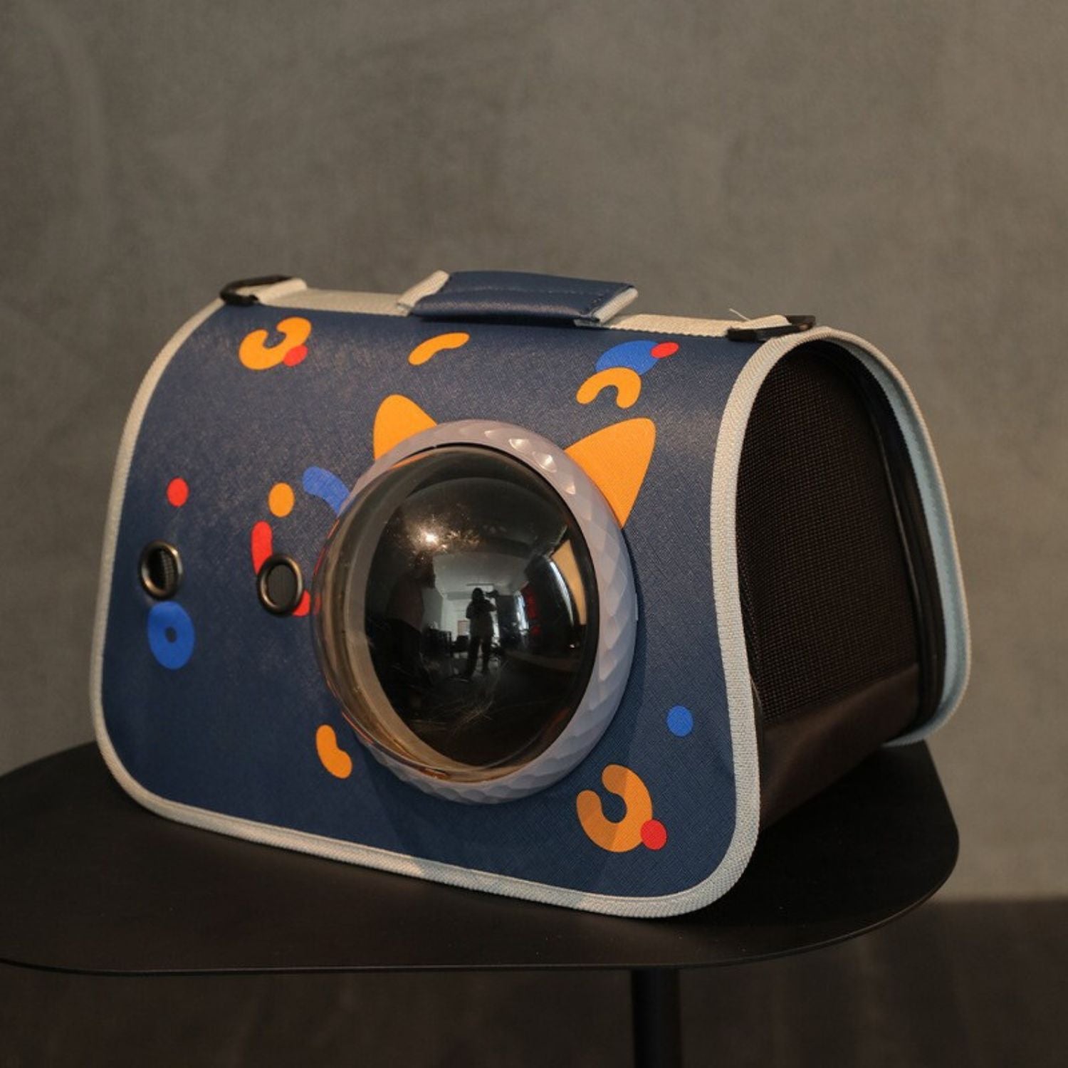 schoudertas kattenmand blauw gekleurd bol venster