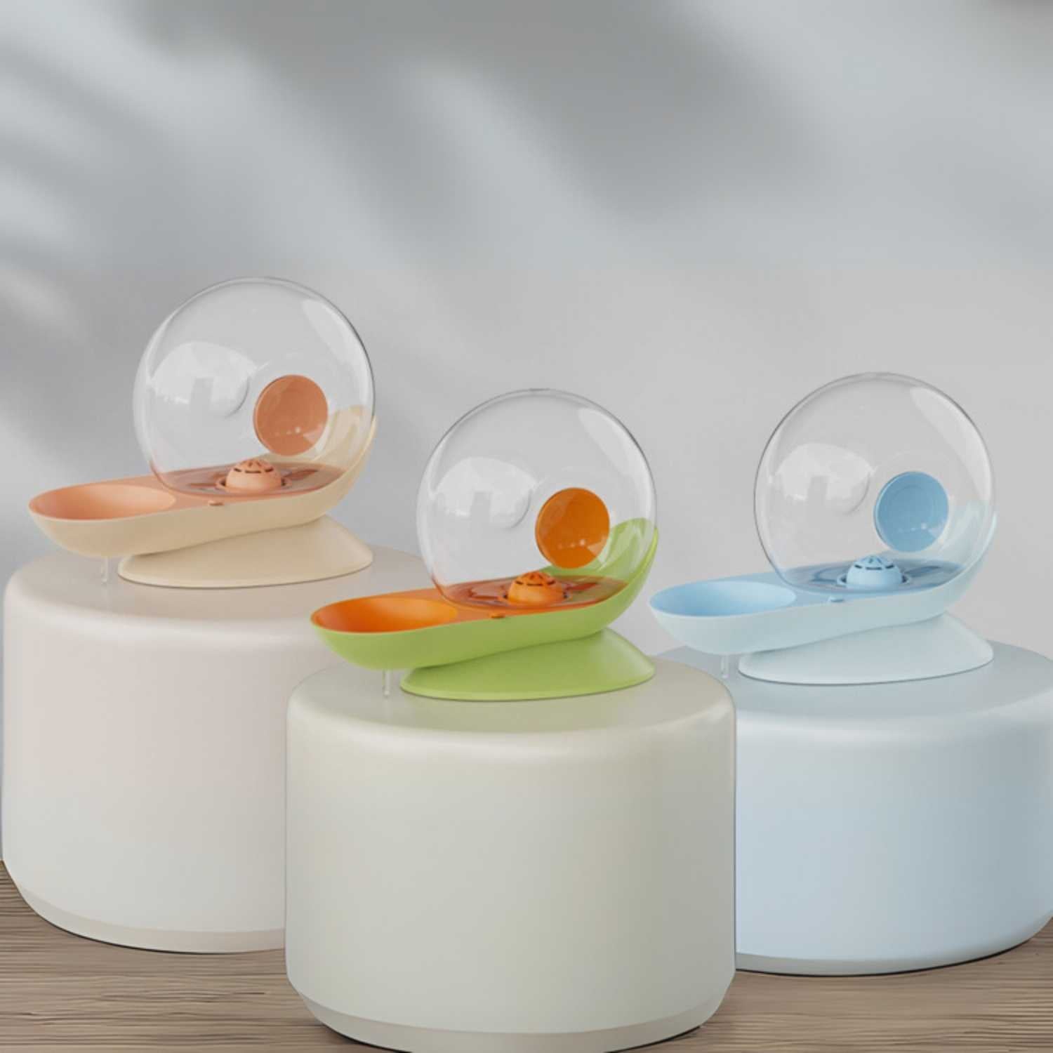 slakken drinkfontein kat display van drie kleuren op podia