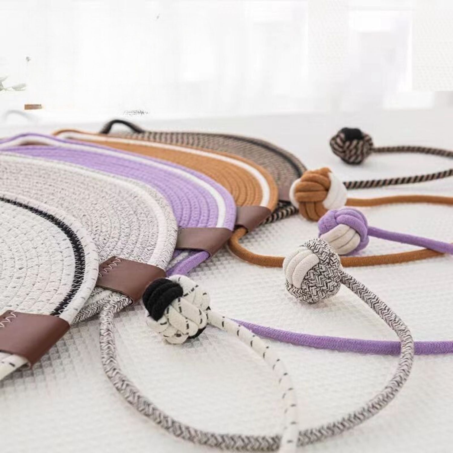 verschillende kleuren van ronde kattenkrabmat