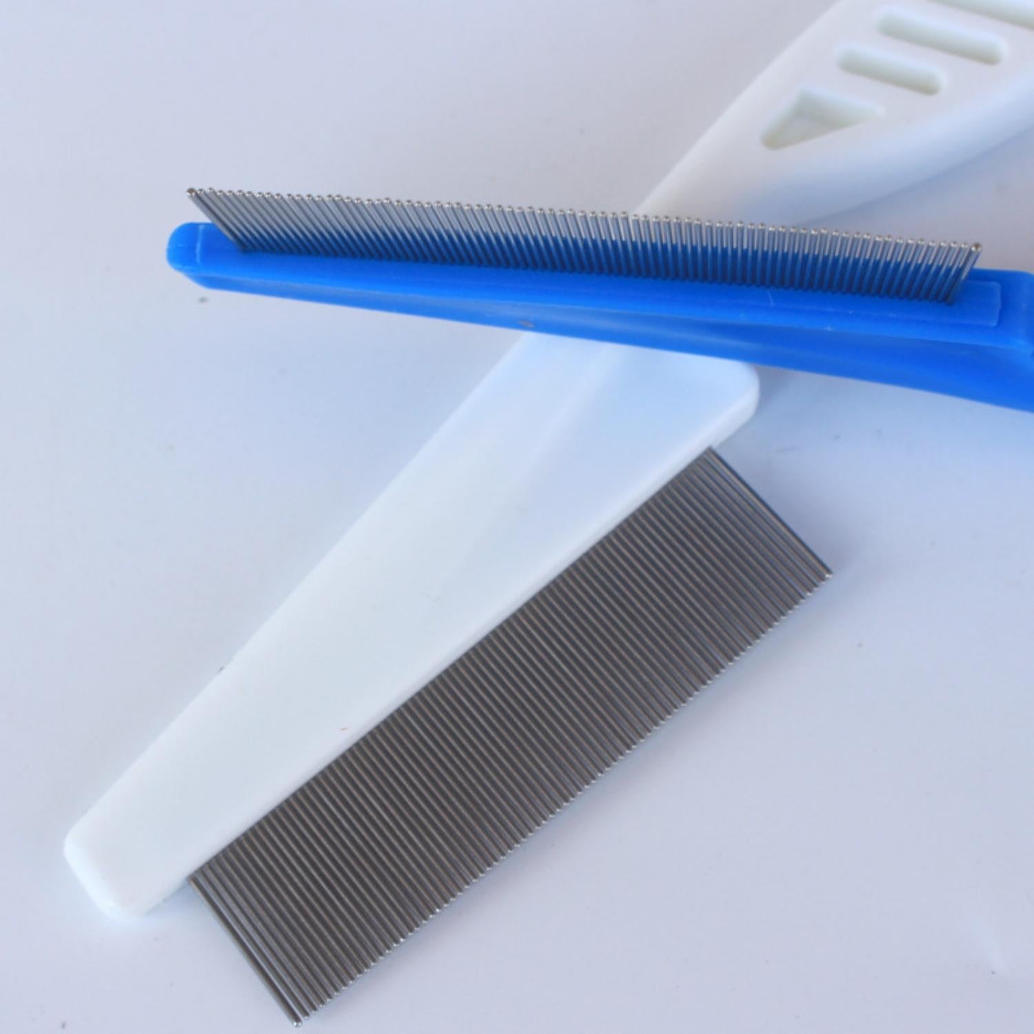 vlooienkam voor honden en katten close up metalen tanden vlooienkam