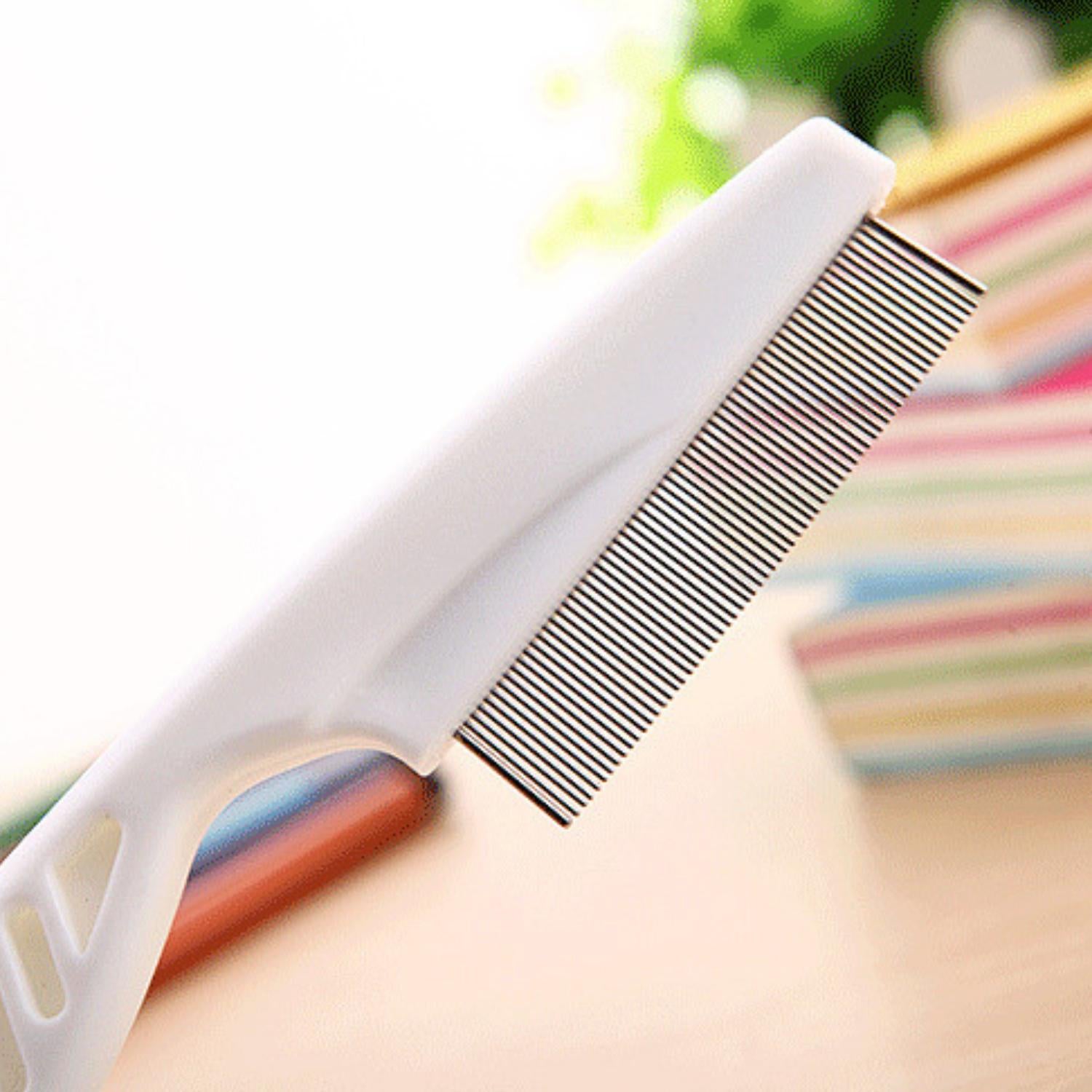 vlooienkam voor honden en katten witte vlooienkam staand houten oppervlak