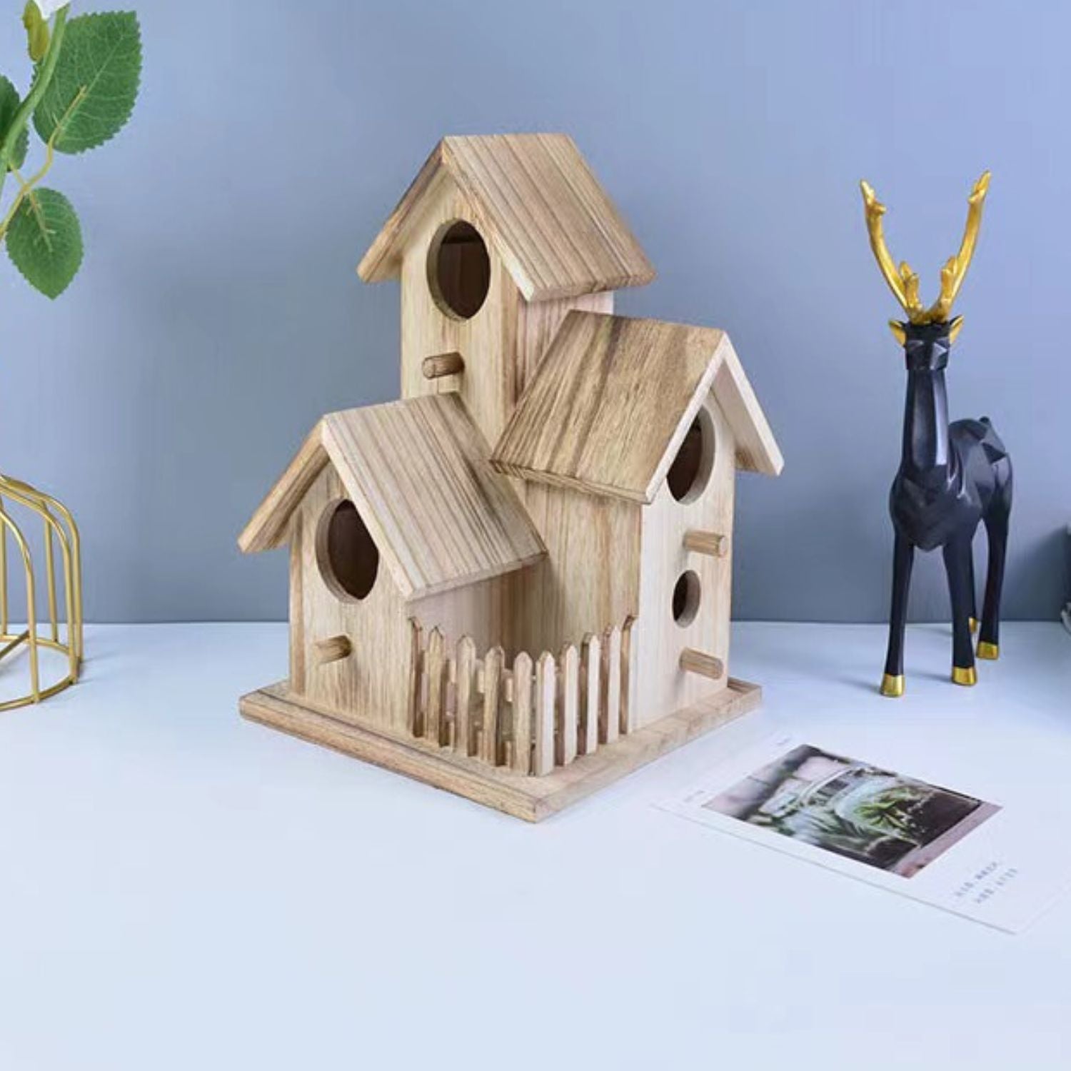 vogelhuis hangend Sprookjesachtig versierdmetbloemeneneengouden standbeeld