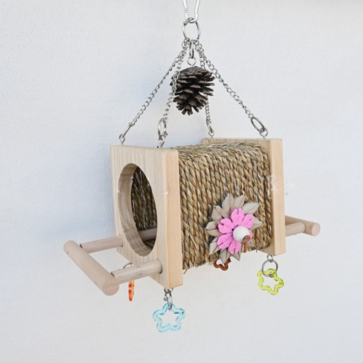 vogelkooi kauw tunnel hangend met ketting en dennenappel