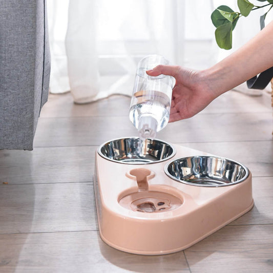 water in de 3 in 1 voerbak gieten